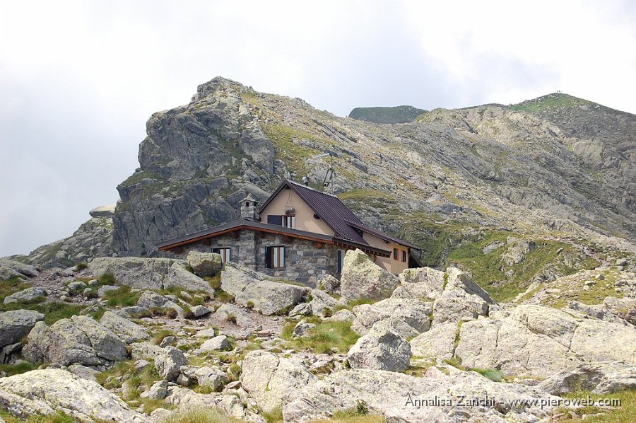 16 Rifugio Benigni e Cima di Valpianella.JPG